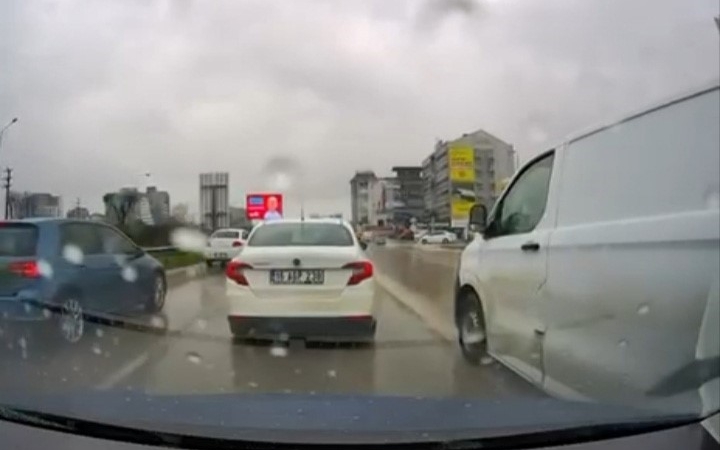 Bursa’da yol verme kavgası: 3 kişi sürücüye saldırdı