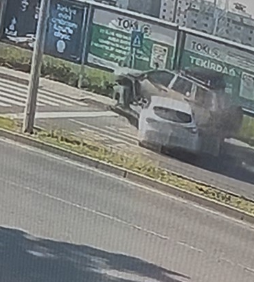 Tekirdağ’da otomobilin park halindeki cipe çarptığı kaza kamerada