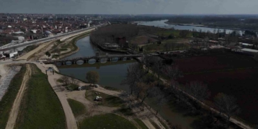 Tunca Nehri kıyısında toprak kayması: 50 metrelik alanda çatlaklar oluştu
