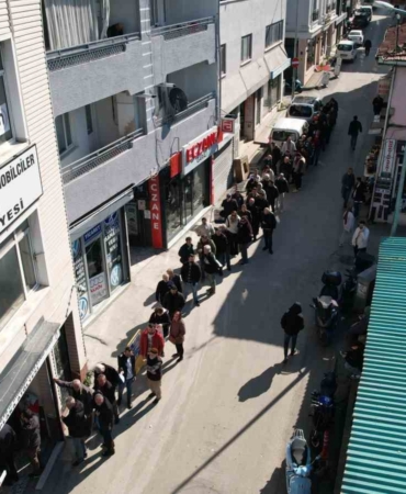 Bursa’da APP plaka izdihamı...Kuyruk sokaklara taştı
