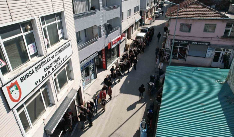 Bursa’da APP plaka izdihamı...Kuyruk sokaklara taştı