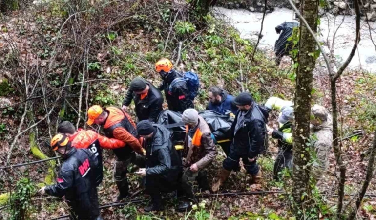 Sakarya’da iki gündür haber alınamayan vatandaşın cansız bedeni zorlu araziden çıkartıldı