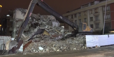 Avcılar’da kentsel dönüşüm kapsamında yapılan yıkım kontrolden çıktı, o anlar kamerada