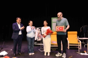 Altıeylül’de tiyatro dolu gece