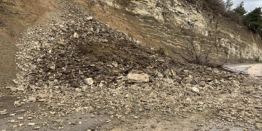 Bursa’da heyelan yolu kapattı