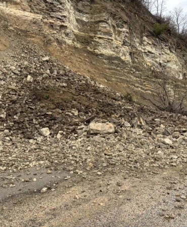 Bursa’da heyelan yolu kapattı