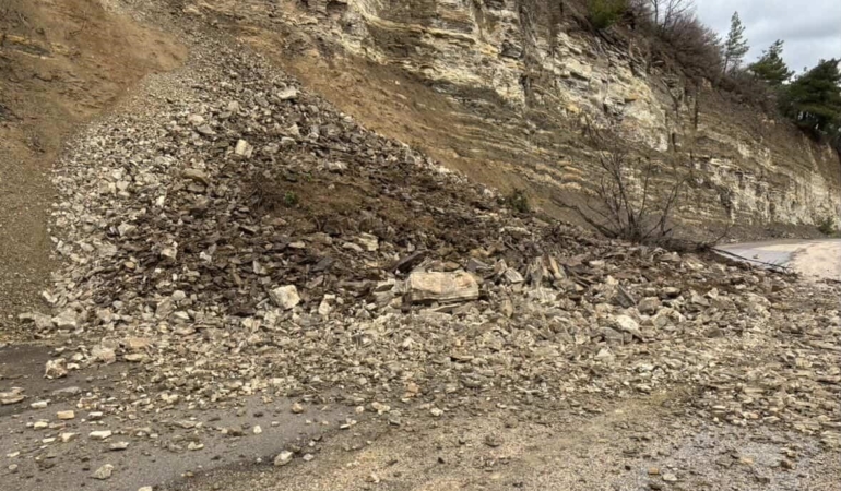 Bursa’da heyelan yolu kapattı