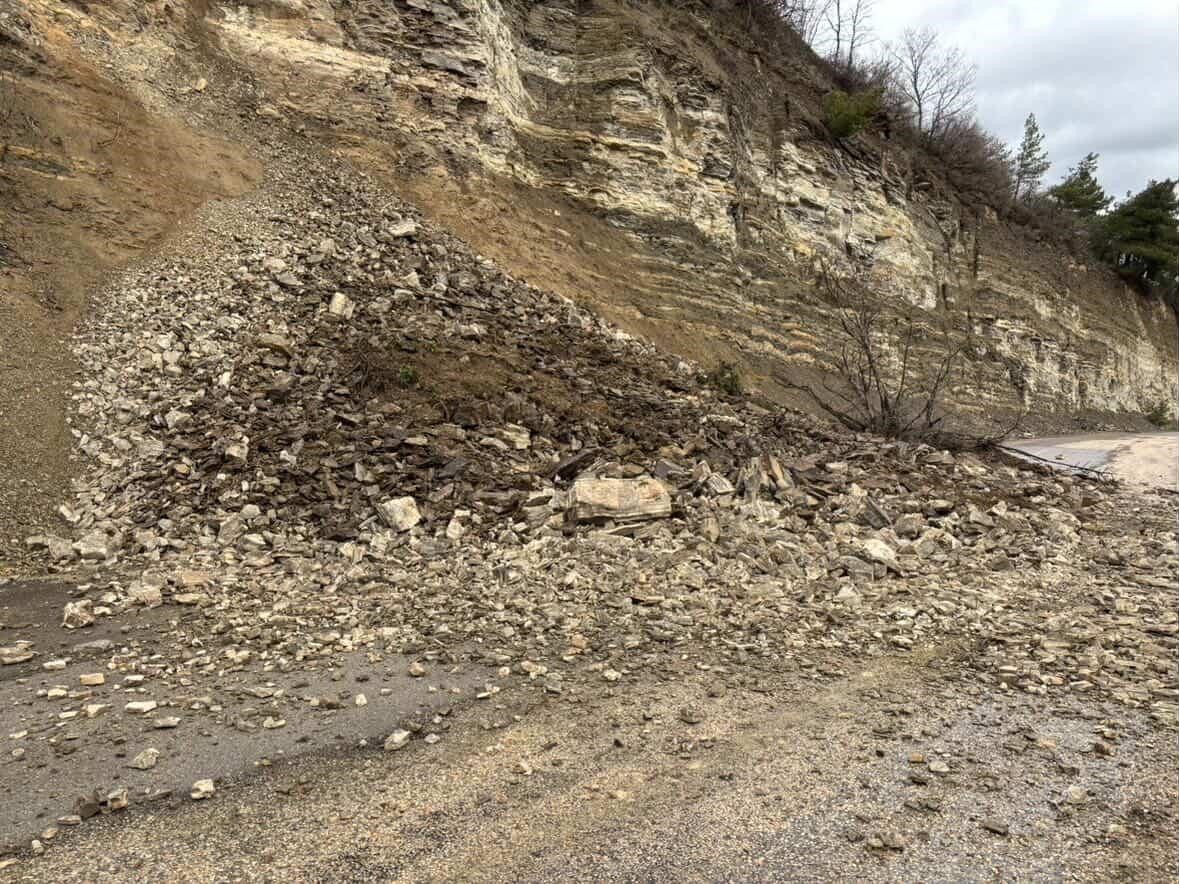 Bursa’da heyelan yolu kapattı