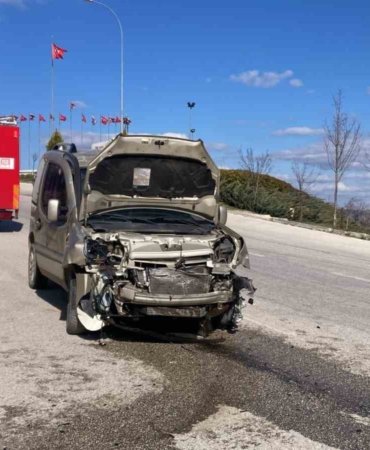 Bilecik’te kontrolden çıkan araç refüje çarptı