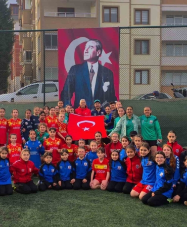 Milli Takımlar Kaleci Departmanı Koordinatörü Alper Boğuşlu Bilecik Kolej Spor Kulübünü ziyaret etti