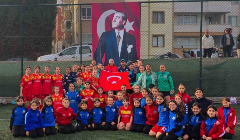 Milli Takımlar Kaleci Departmanı Koordinatörü Alper Boğuşlu Bilecik Kolej Spor Kulübünü ziyaret etti