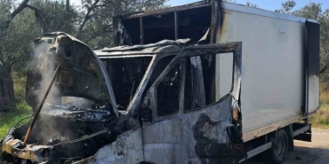 Ayvacık’ta kamyonet yangını