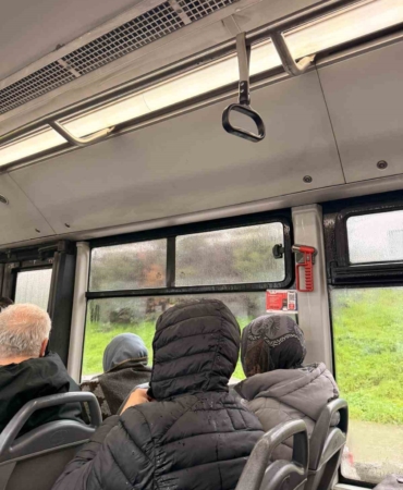 Arnavutköy’de belediye otobüsünün tavanından su aktı