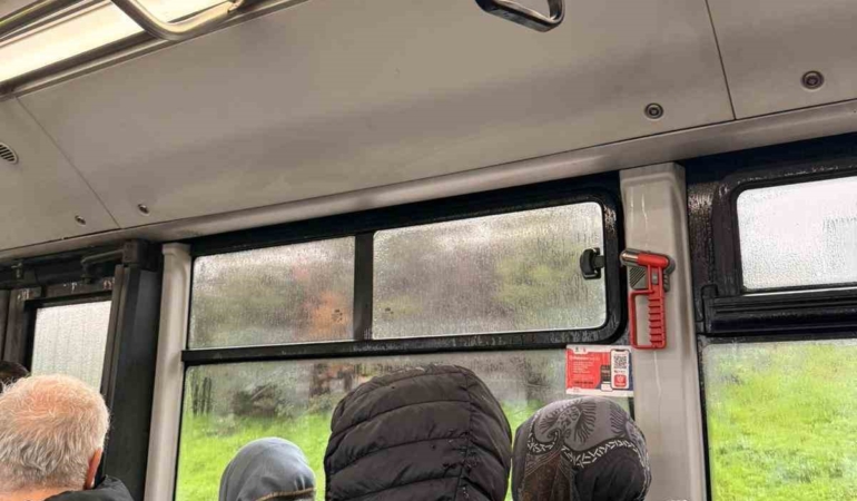 Arnavutköy’de belediye otobüsünün tavanından su aktı