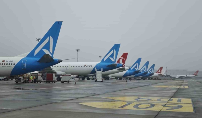 Olumsuz hava şartlarına rağmen İGA İstanbul Havalimanı’nda operasyonlar devam ediyor