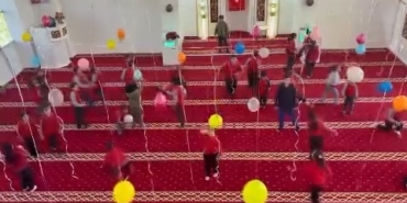 İmam ve eşinden çocuklar için camide renkli süsleme