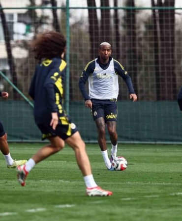 Fenerbahçe günün ilk antrenmanını yaptı