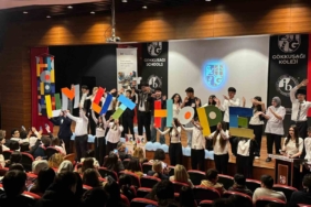 IB öğrencileri "Dünya Anadili Günü"nde kültürel bir mozaik oluşturdu