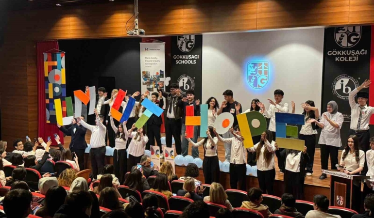 IB öğrencileri "Dünya Anadili Günü"nde kültürel bir mozaik oluşturdu