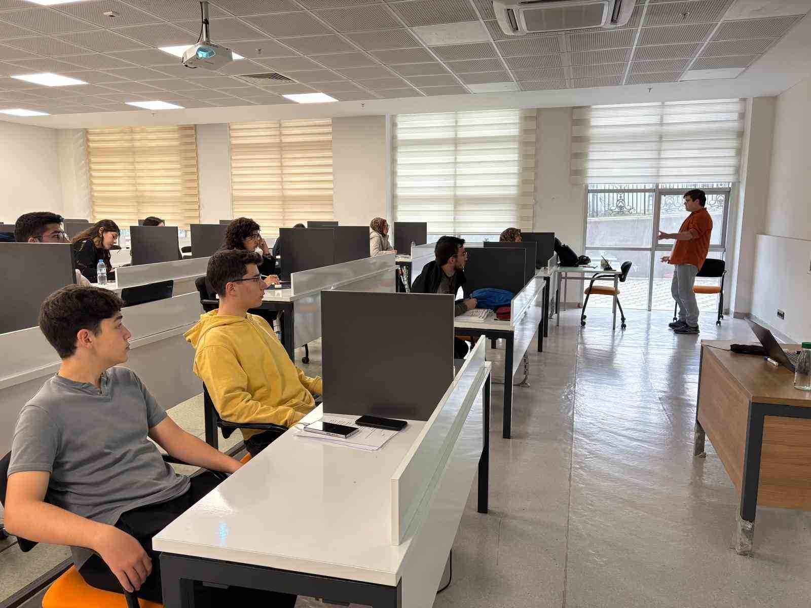 "Tercihten Önce Üniversiteni Yaşa" projesi özel okul başvuruları başladı