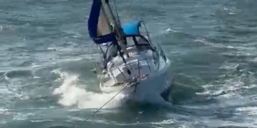 Çanakkale’de sürüklenen yelkenlinin yardımına balıkçı teknesi koştu