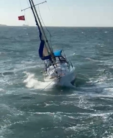 Çanakkale’de sürüklenen yelkenlinin yardımına balıkçı teknesi koştu