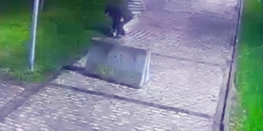 Beyoğlu’nda parkta düşürülen telefonu çaldı, o anlar kamerada