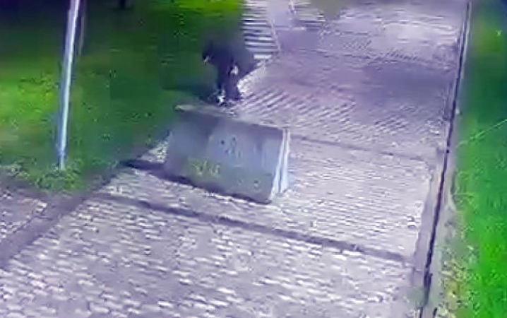 Beyoğlu’nda parkta düşürülen telefonu çaldı, o anlar kamerada