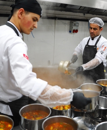 Sultanbeyli’de Ramazan dayanışması: İyilik mutfağı kapı kapı hizmet veriyor