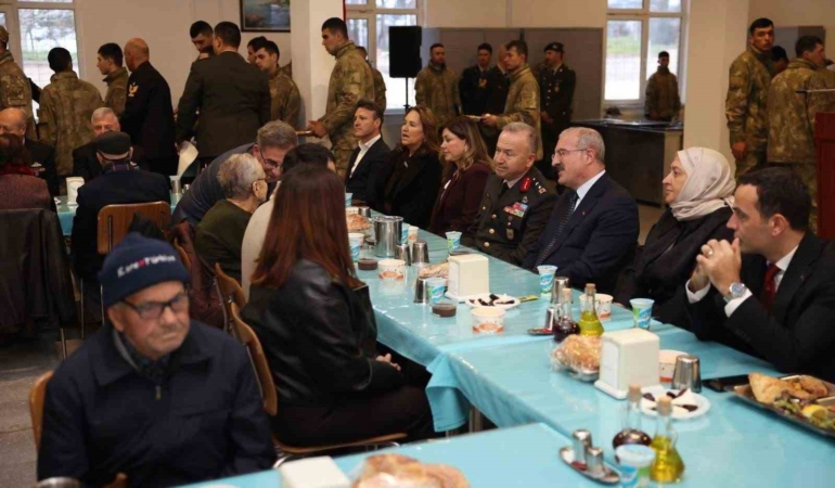 Gelibolu’da şehit aileleri, gaziler ve askerlerle iftar yapıldı