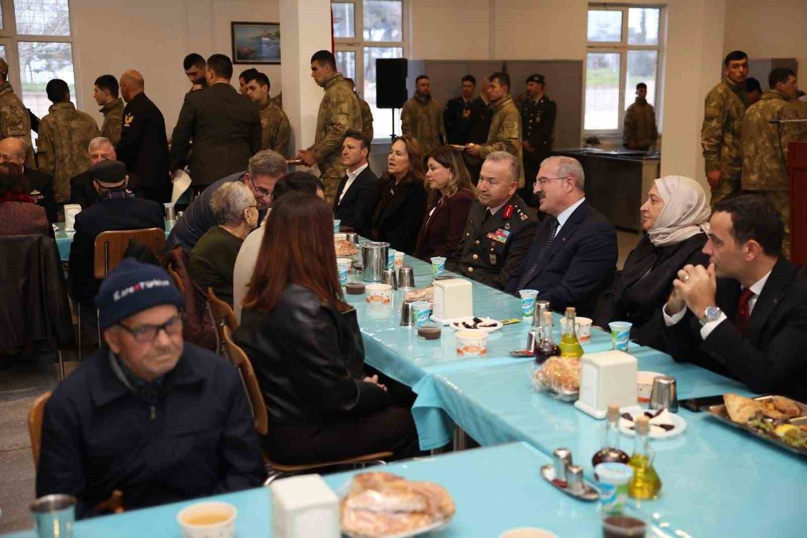 Gelibolu’da şehit aileleri, gaziler ve askerlerle iftar yapıldı