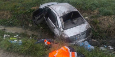 Bursa’da taklalar atan otomobil tarlaya uçtu: 3 yaralı