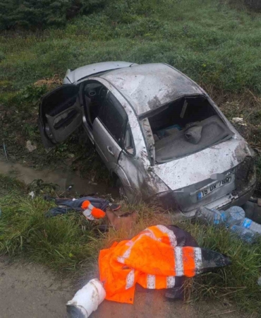 Bursa’da taklalar atan otomobil tarlaya uçtu: 3 yaralı