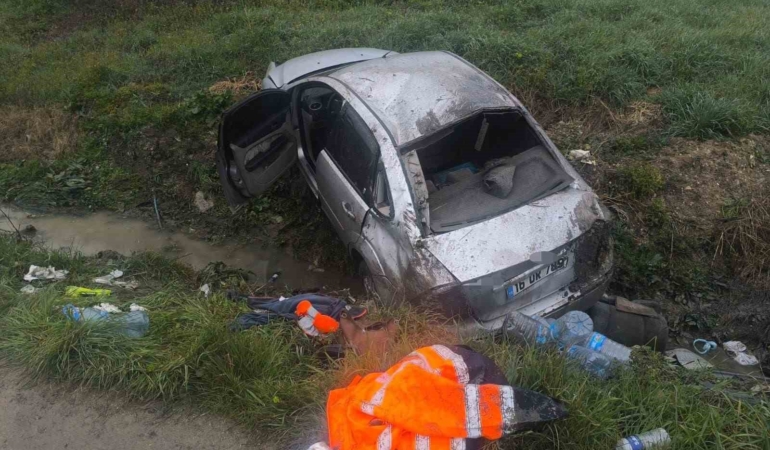 Bursa’da taklalar atan otomobil tarlaya uçtu: 3 yaralı