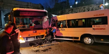 Beşiktaş’ta servis minibüsüyle İETT otobüsü kafa kafaya çarpıştı: 2 yaralı