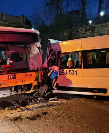 Beşiktaş’ta servis minibüsüyle İETT otobüsü kafa kafaya çarpıştı: 2 yaralı