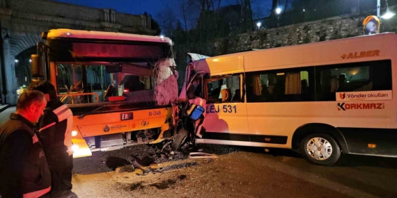 Beşiktaş’ta servis minibüsüyle İETT otobüsü kafa kafaya çarpıştı: 2 yaralı