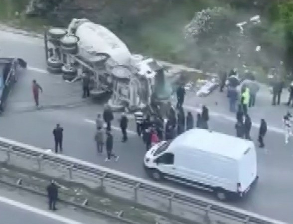 Ümraniye’de araca çarpan beton mikseri devrildi: 1 yaralı