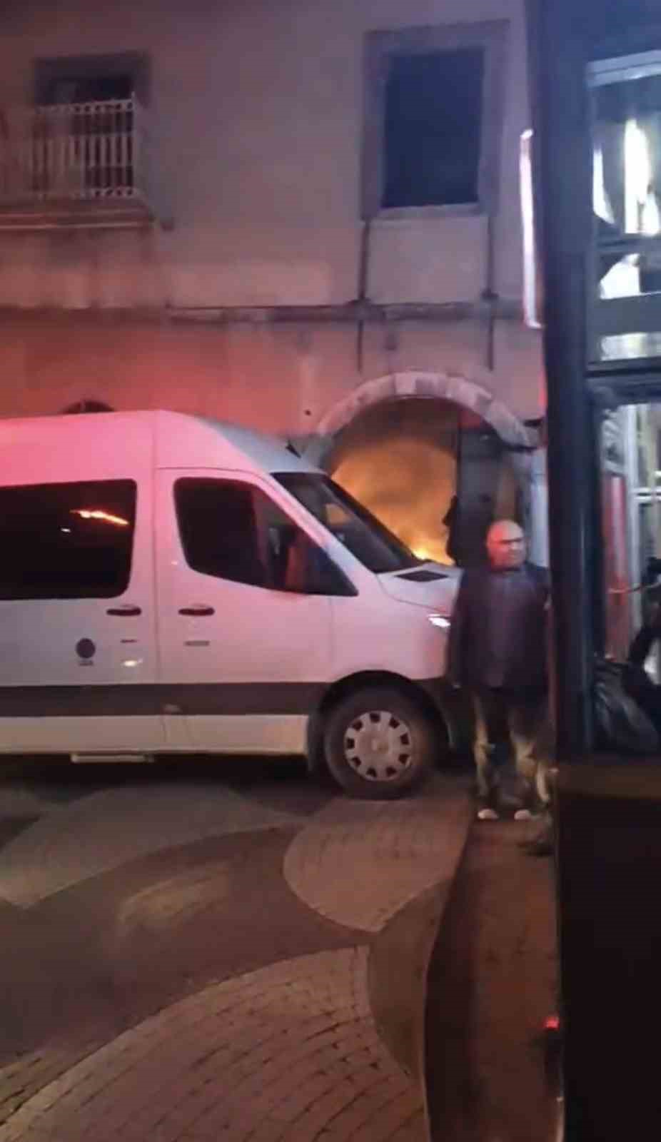 Bursa’da tarihi binada çıkan yangın söndürüldü