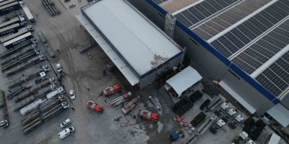 Lojistik firmasında yangın: 1 itfaiye eri yaralandı