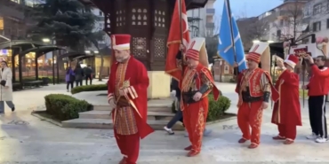 Davetli oldukları iftara mehter takımı ile gittiler