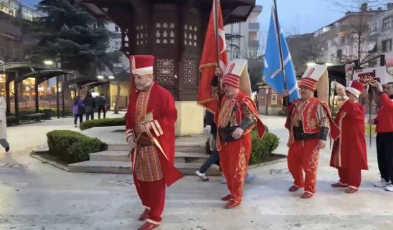 Davetli oldukları iftara mehter takımı ile gittiler