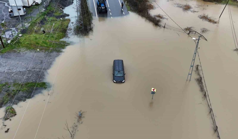 Göle dönen yolda mahsur kalan sürücü aracını bırakmadı, kurtarma anları görüntülendi