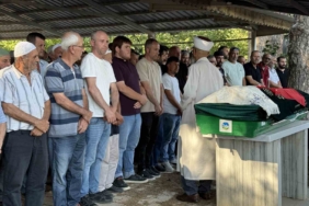 Öldürülen oğlunun doğum gününü mezarı başında kutladı