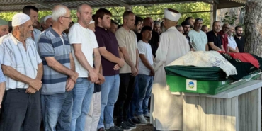 Öldürülen oğlunun doğum gününü mezarı başında kutladı