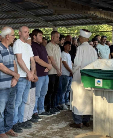 Öldürülen oğlunun doğum gününü mezarı başında kutladı