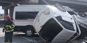 Bilecik’te halk minibüsü ile kırmızı ışık ihlali yapan kamyonet çarpıştı, 8’i hafif 9 yaralı