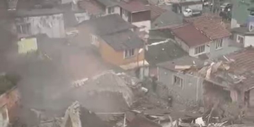 Fatih’te çöken binadan dumanların yükseldiği anlar kameraya yansıdı