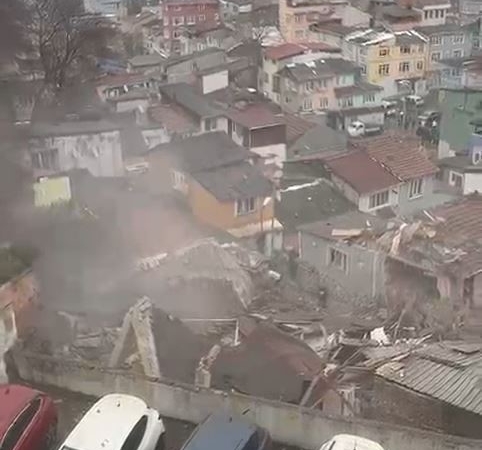 Fatih’te çöken binadan dumanların yükseldiği anlar kameraya yansıdı