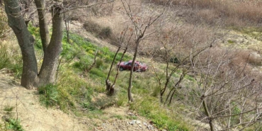 Frenine bakmak için indi, aracı gözlerinin önünde şarampole yuvarlandı